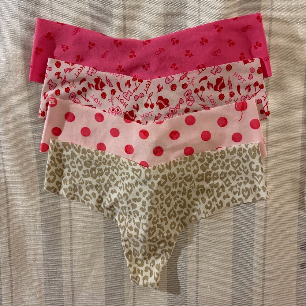 VS PINK No Show Thongs